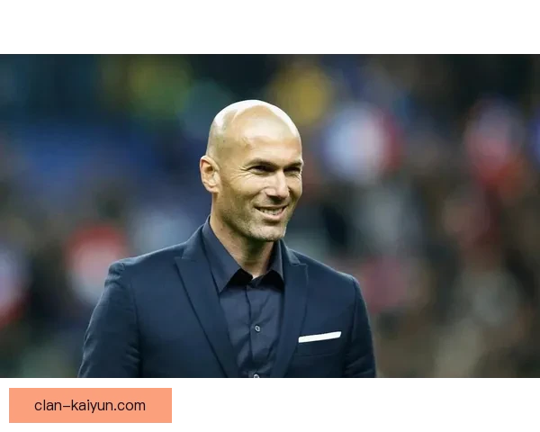 齐达内中场艺术解析：球场智慧与技术的完美结合